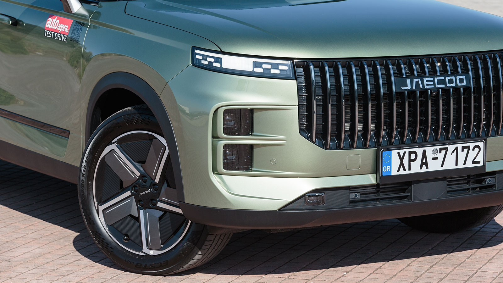 Στο μπροστινό μέρος ξεχωρίζει η μεγαλοπρεπής μάσκα με κάθετη γρίλια και γυαλιστερές μεταλλικές λεπτομέρειες.