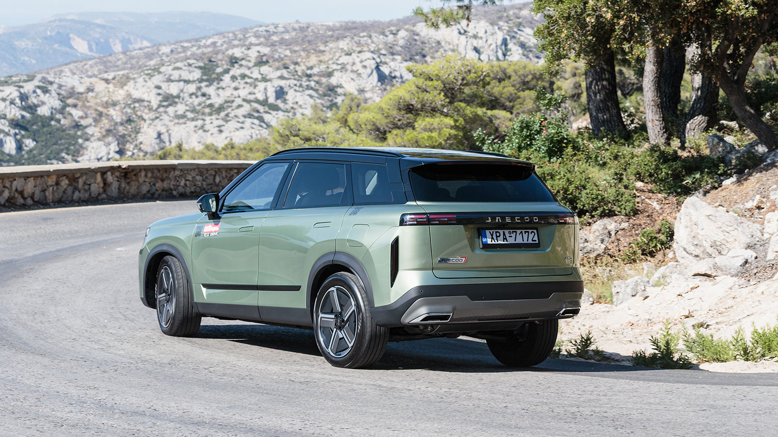 Πίσω, συναντάμε μία ενιαία οριζόντια λωρίδα που φιλοξενεί τα φώτα και εκτείνεται σε όλο το πλάτος του οχήματος.