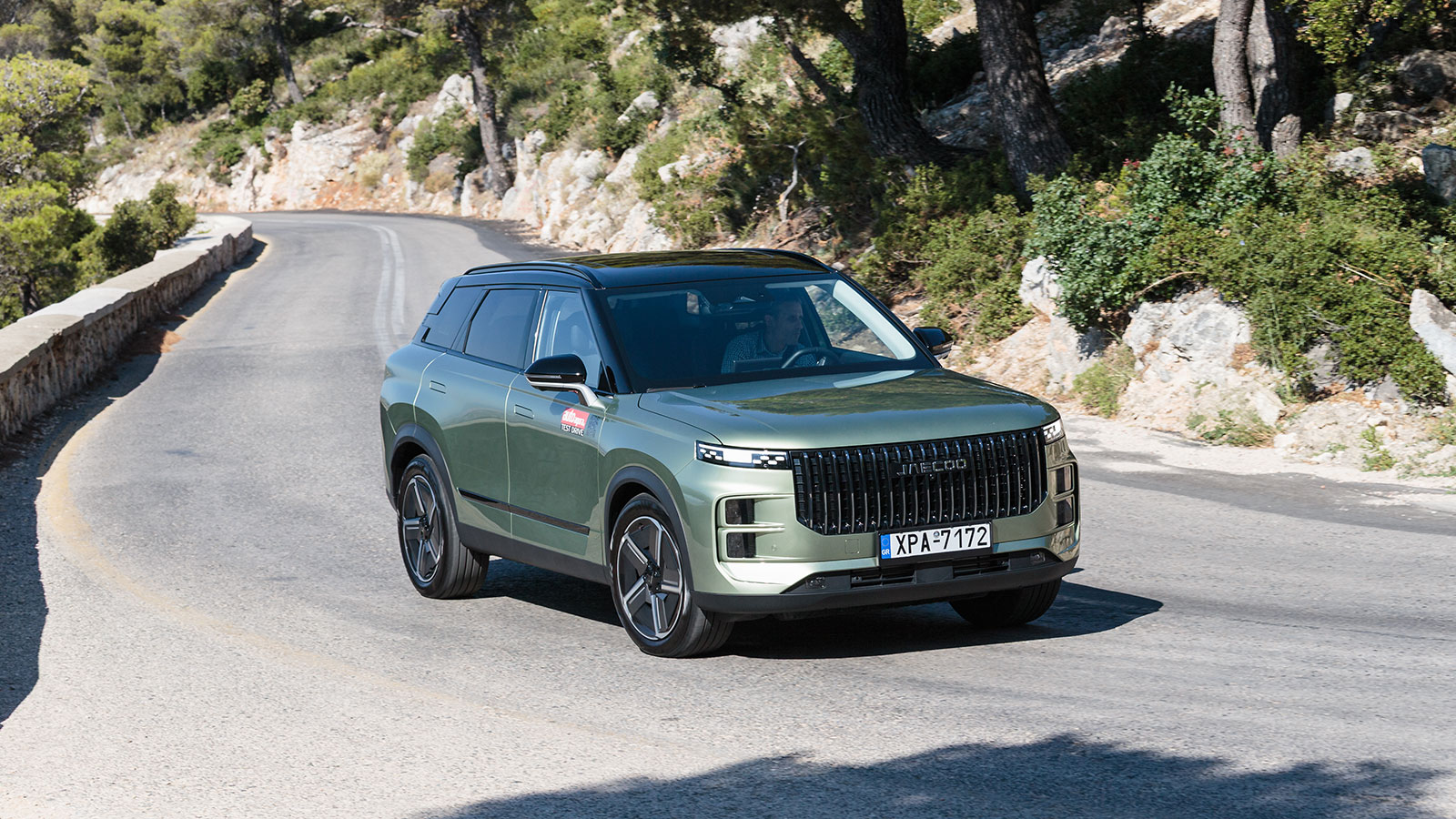 Η οδηγική συμπεριφορά του χαρακτηρίζεται από σταθερότητα, άνεση και μια αίσθηση στιβαρότητας.