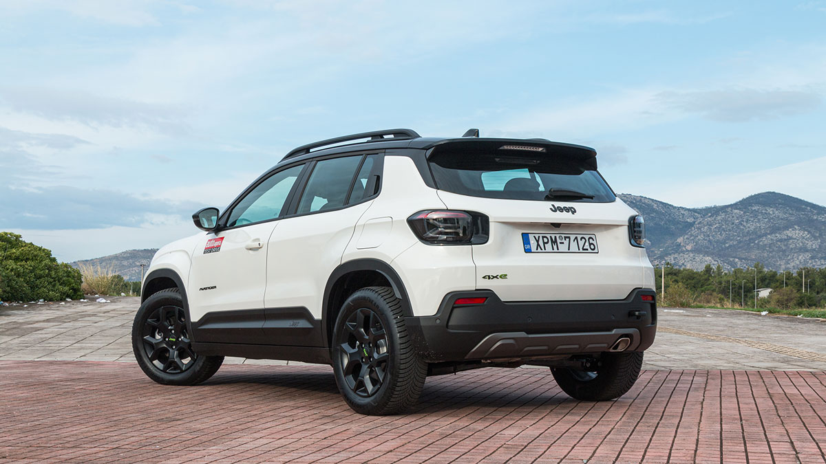 Οι μαύρες επενδύσεις στα φτερά και στα μαρσπιέ είναι πιο τονισμένες, ενώ στο πίσω μέρος διακρίνεται μια νέα σχεδίαση στον προφυλακτήρα