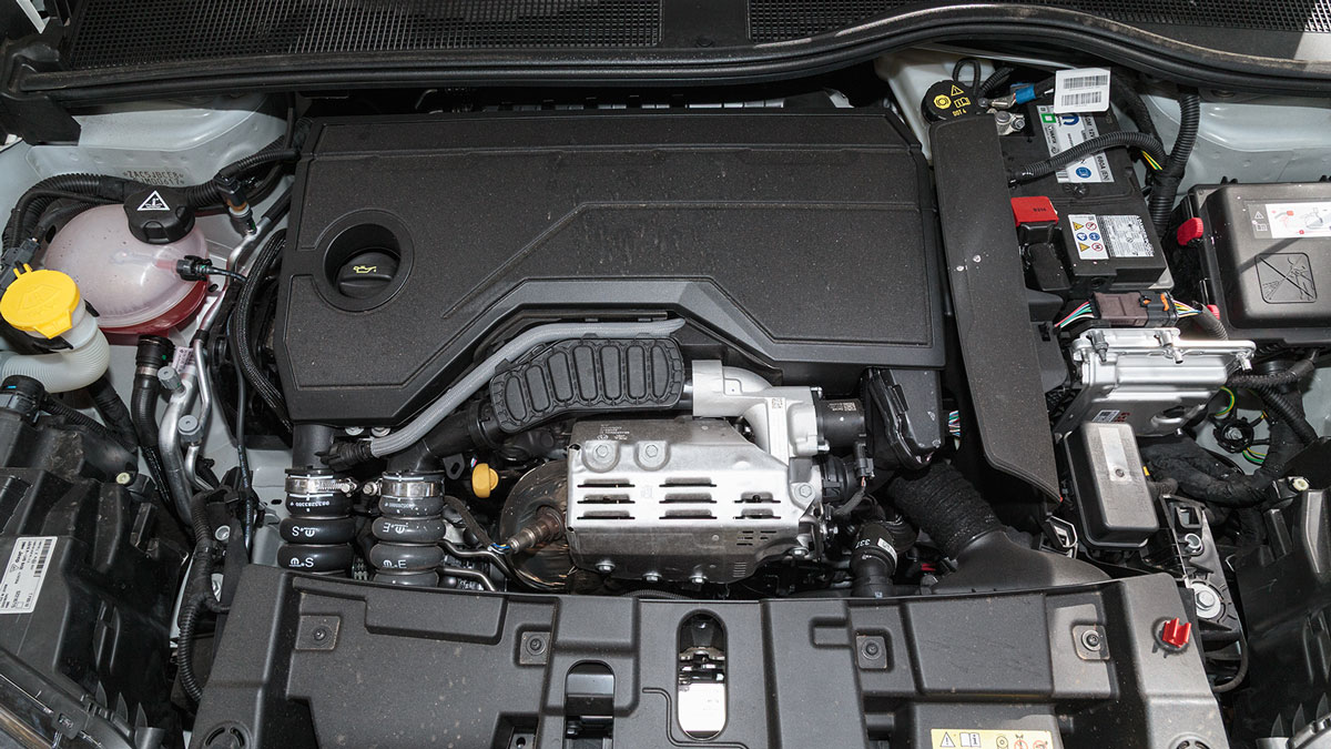 Κάτω από το καπό βρίσκεται ο τρικύλινδρος turbo βενζινοκινητήρας 1,2 λτ και δύο ηλεκτρικά μοτέρ.