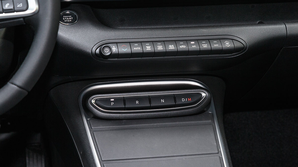 Χαμηλά στην κεντρική κονσόλα υπάρχουν συγκεντρωμένοι όλοι οι διακόπτες που θα χρειαστεί ο οδηγός.