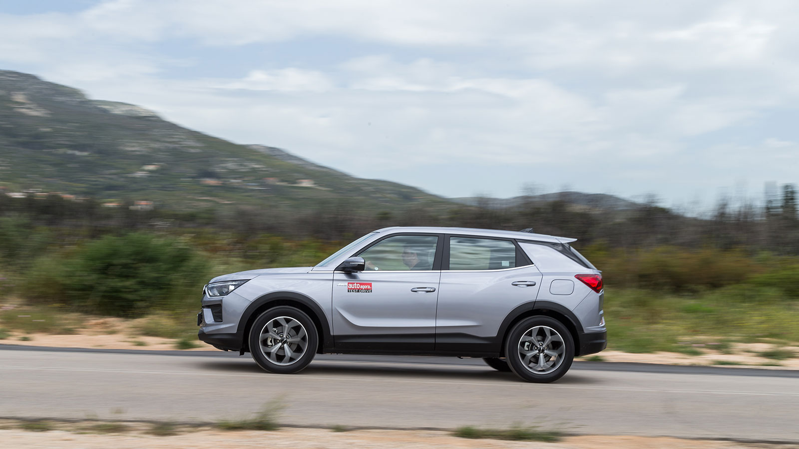 Οι μαύρες πλαστικές επενδύσεις γύρω από τους θόλους των τροχών ενισχύουν την off-road ταυτότητα.