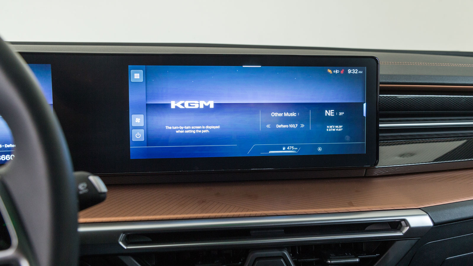 Με έμφαση στην άνεση, προσφέρει άπλετους χώρους και φιλικό περιβάλλον καμπίνας. 