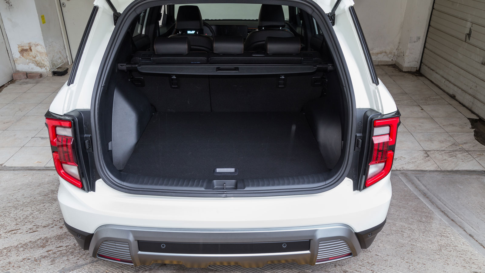 Με έμφαση στην άνεση, προσφέρει άπλετους χώρους και φιλικό περιβάλλον καμπίνας. 