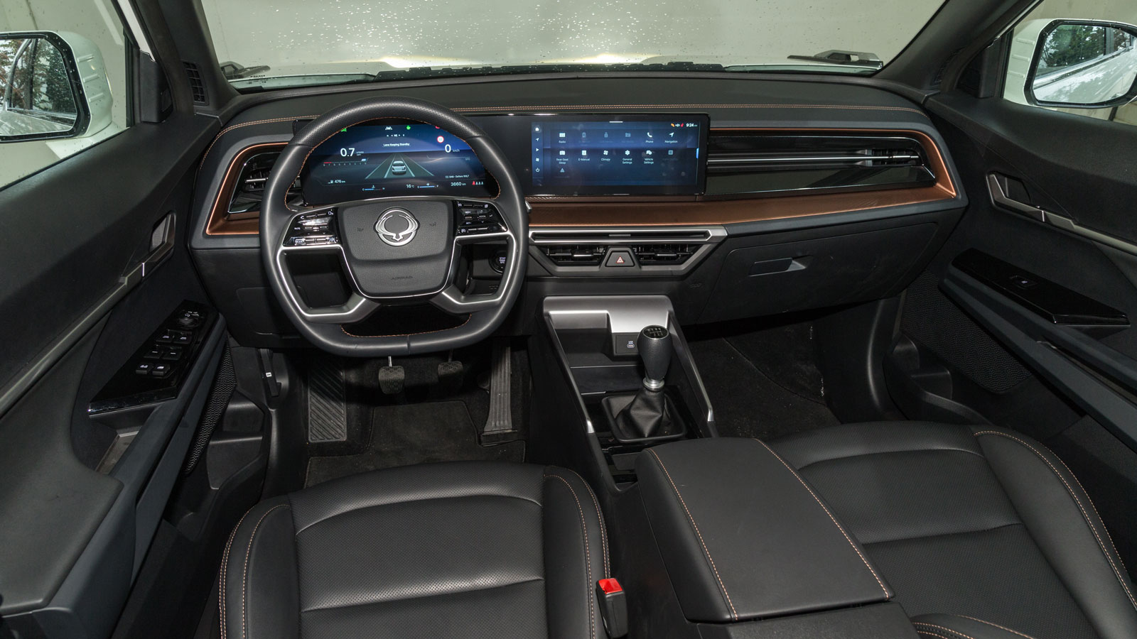 Με έμφαση στην άνεση, προσφέρει άπλετους χώρους και φιλικό περιβάλλον καμπίνας. 