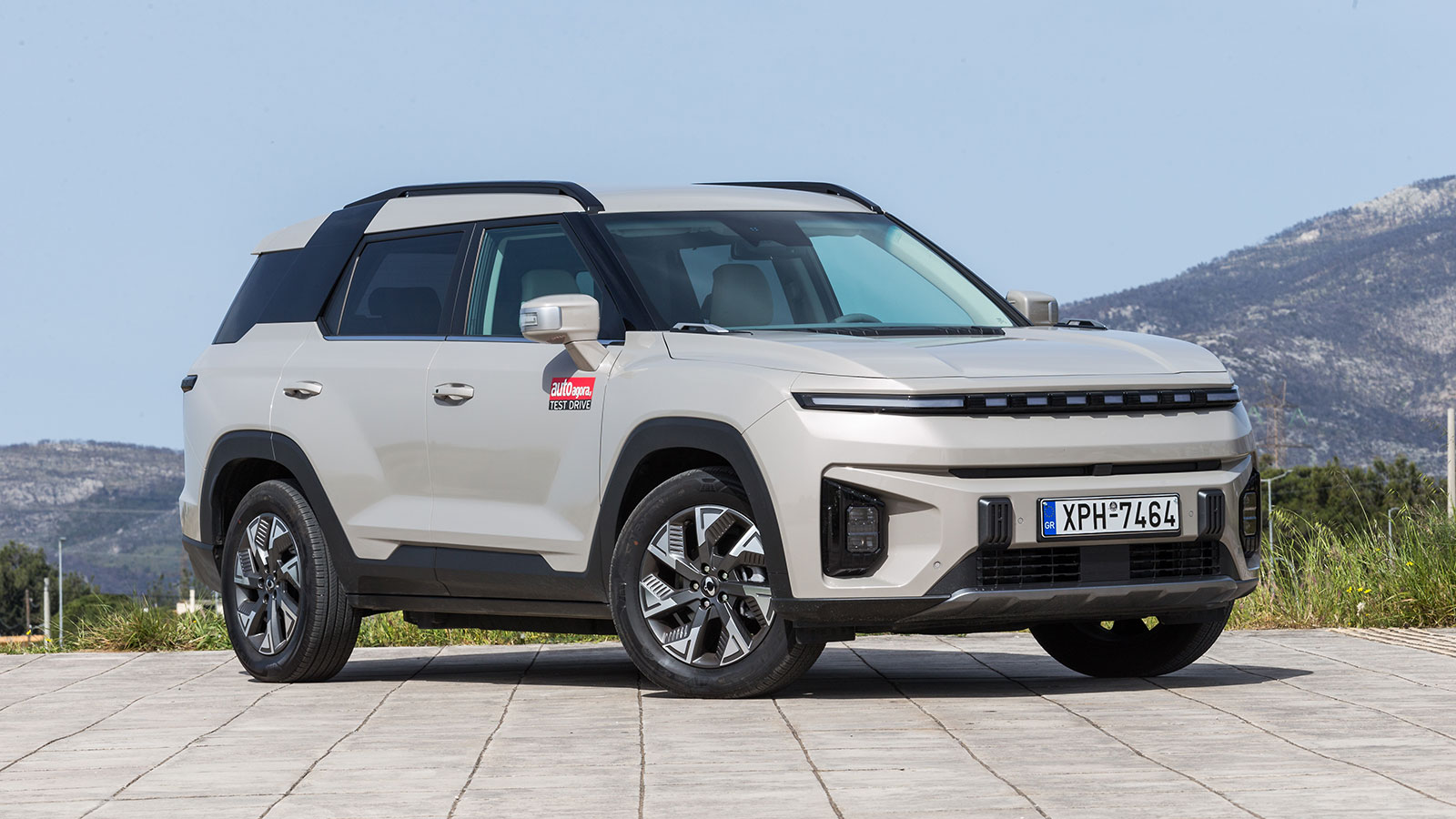 Επιβλητικό στον δρόμο με περιπετειώδη χαρακτήρα και off-road στοιχεία.