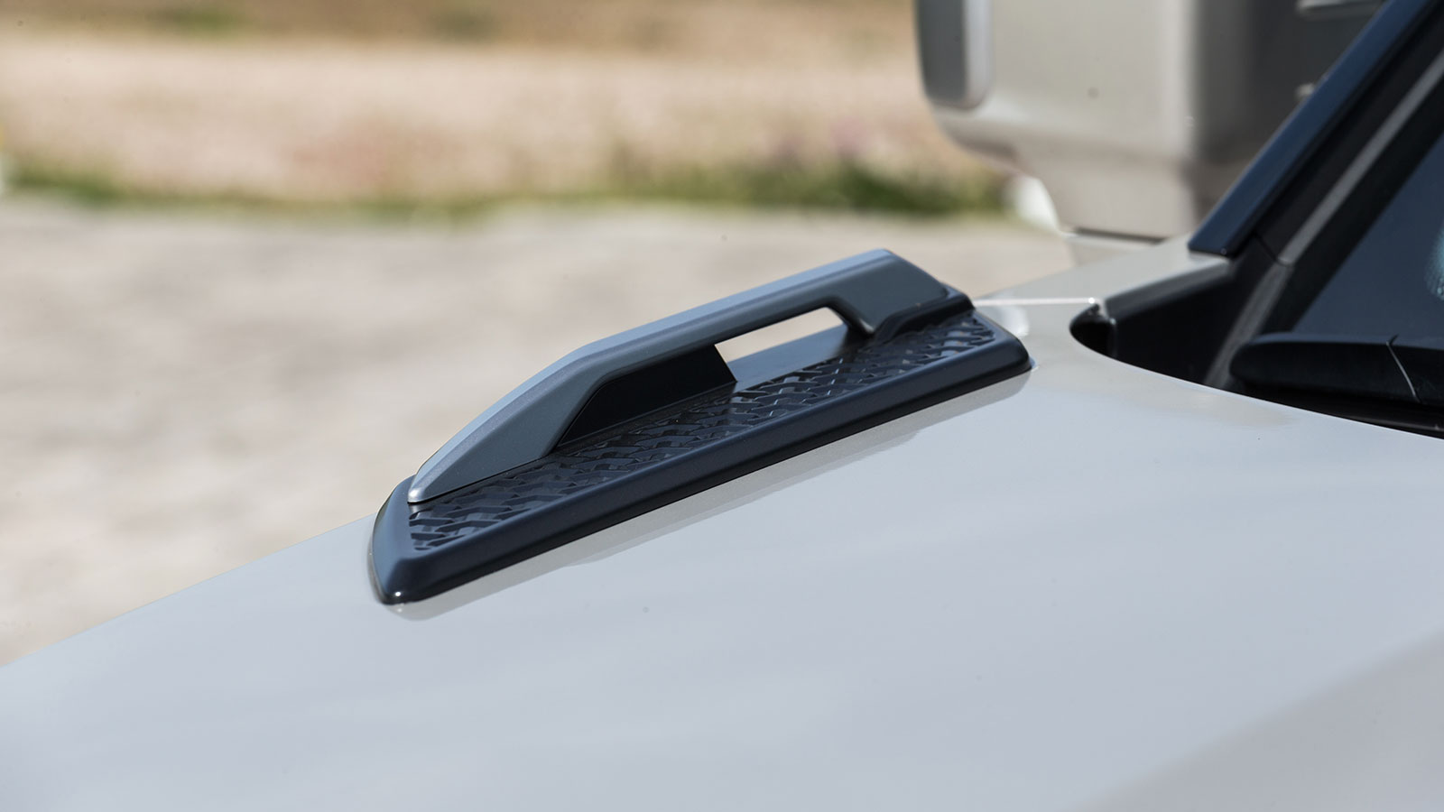 Επιβλητικό στον δρόμο με περιπετειώδη χαρακτήρα και off-road στοιχεία.