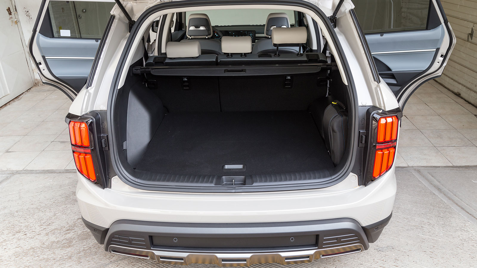 Κορυφαίοι χώροι και επίπεδο εξοπλισμού και τεχνολογίας που μπορεί να συγκριθεί με πολύ ακριβότερα μοντέλα.