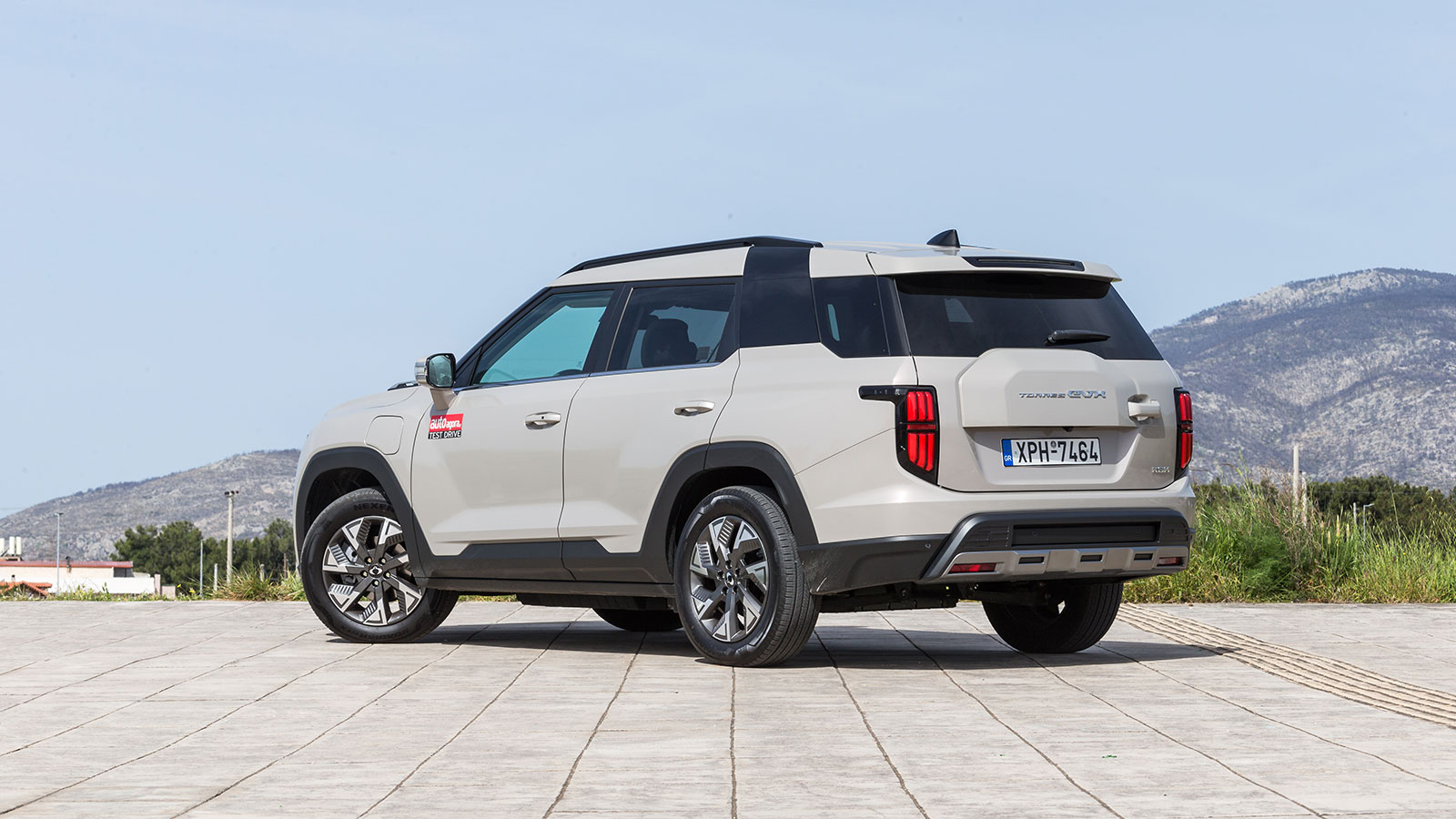 Επιβλητικό στον δρόμο με περιπετειώδη χαρακτήρα και off-road στοιχεία.