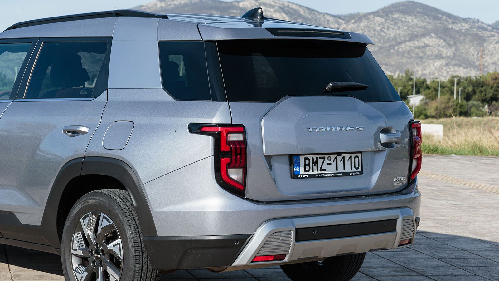 Το εξόγκωμα της «ψευτο-ρεζέρβας» του χαρίζει σκληροτράχηλο στυλ.