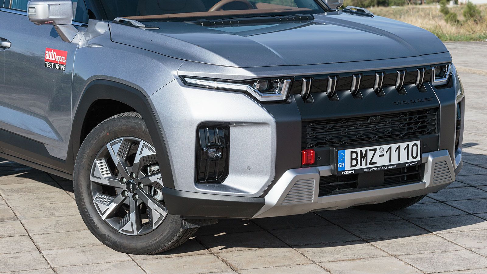 Μπροστά ξεχωρίζουν τα χερούλια στο καπό και η ανοιχτή γρίλια, δίνοντάς του περιπετειώδη χαρακτήρα.