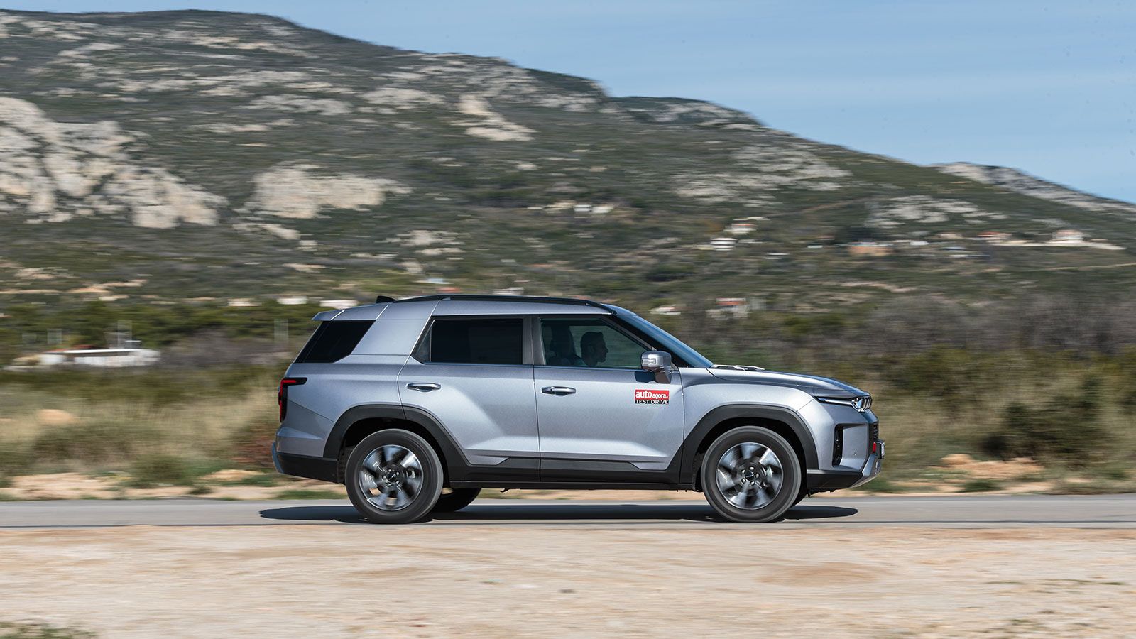 Αυστηρές γεωμετρικές γραμμές και «τετραγωνισμένο» σχήμα.