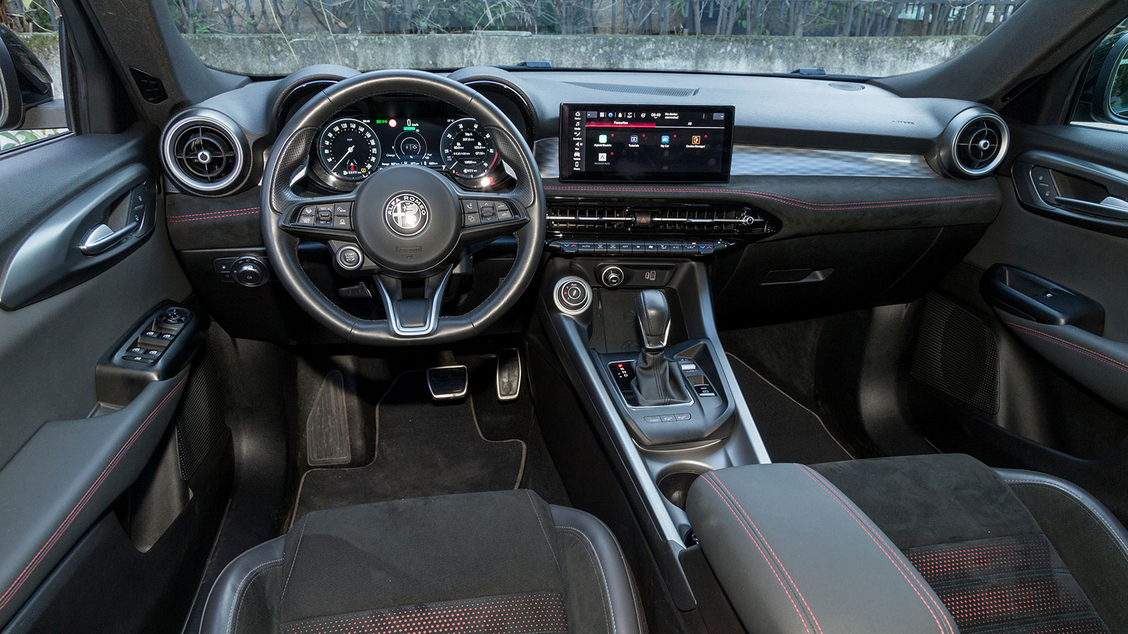 Alfa Romeo Tonale VS Kia Sportage. Ποιο ξεχωρίζει σε εξοπλισμό ασφάλειας και άνεσης.