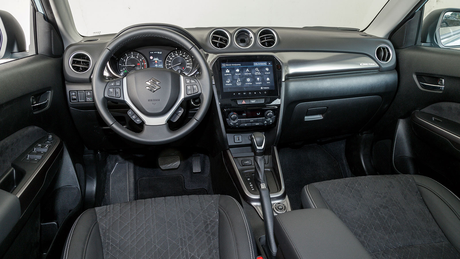 Kia Stonic VS Suzuki Vitara. Ποιο ξεχωρίζει σε εξοπλισμό ασφάλειας και άνεσης.