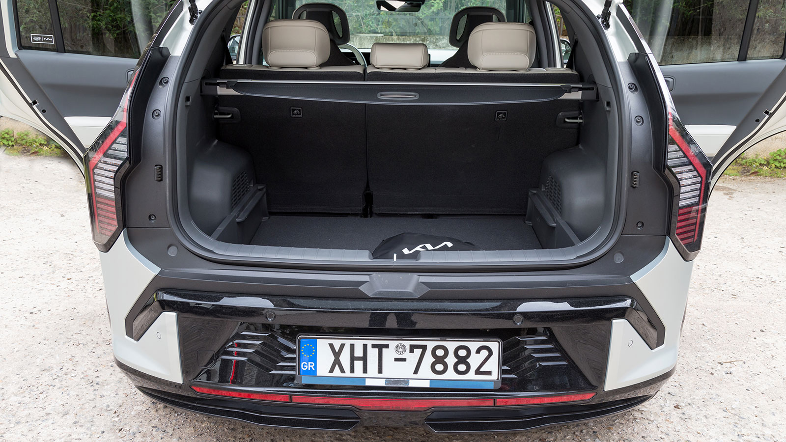 Kia Ev3. Τι βαθμό παίρνει σε κατανάλωση, χώρους, επιδόσεις, εγγυήσεις.