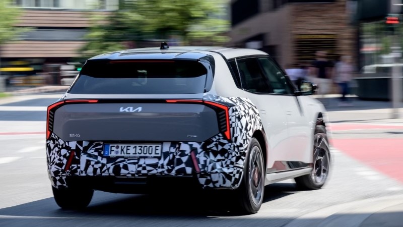 Οδηγούμε το επερχόμενο Kia EV4