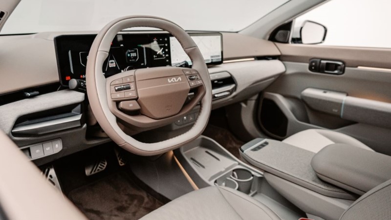 Ευρύχωρο εσωτερικό και μεγάλες οθόνες στο Kia EV4