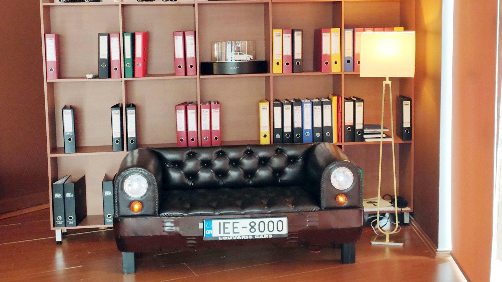 Ο συγκεκριμένος καναπές έχει φώτα που ανάβουν και θυμίζει μάσκα αυτοκινήτου.

