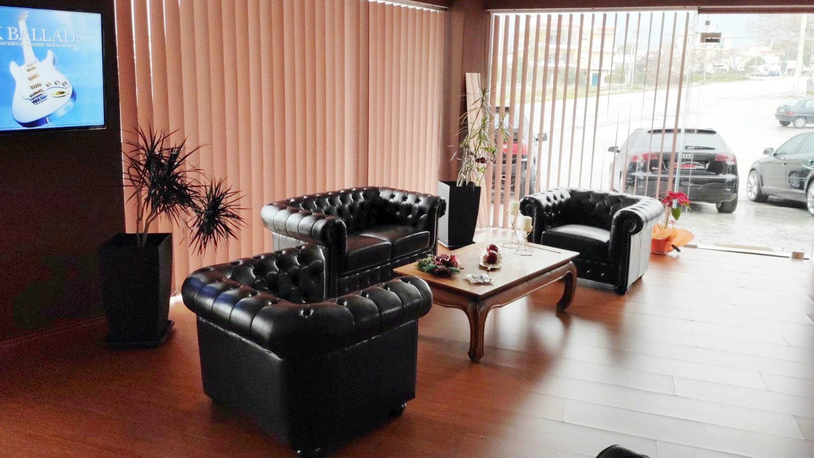 Ο φιλόξενος και πολυτελής χώρος του καταστήματος..

