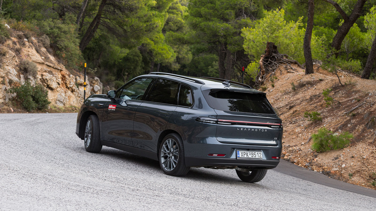 Στην πράξη, βγάζει 130 χλμ. ως αμιγώς ηλεκτρικό (19 kWh/100 χλμ.).