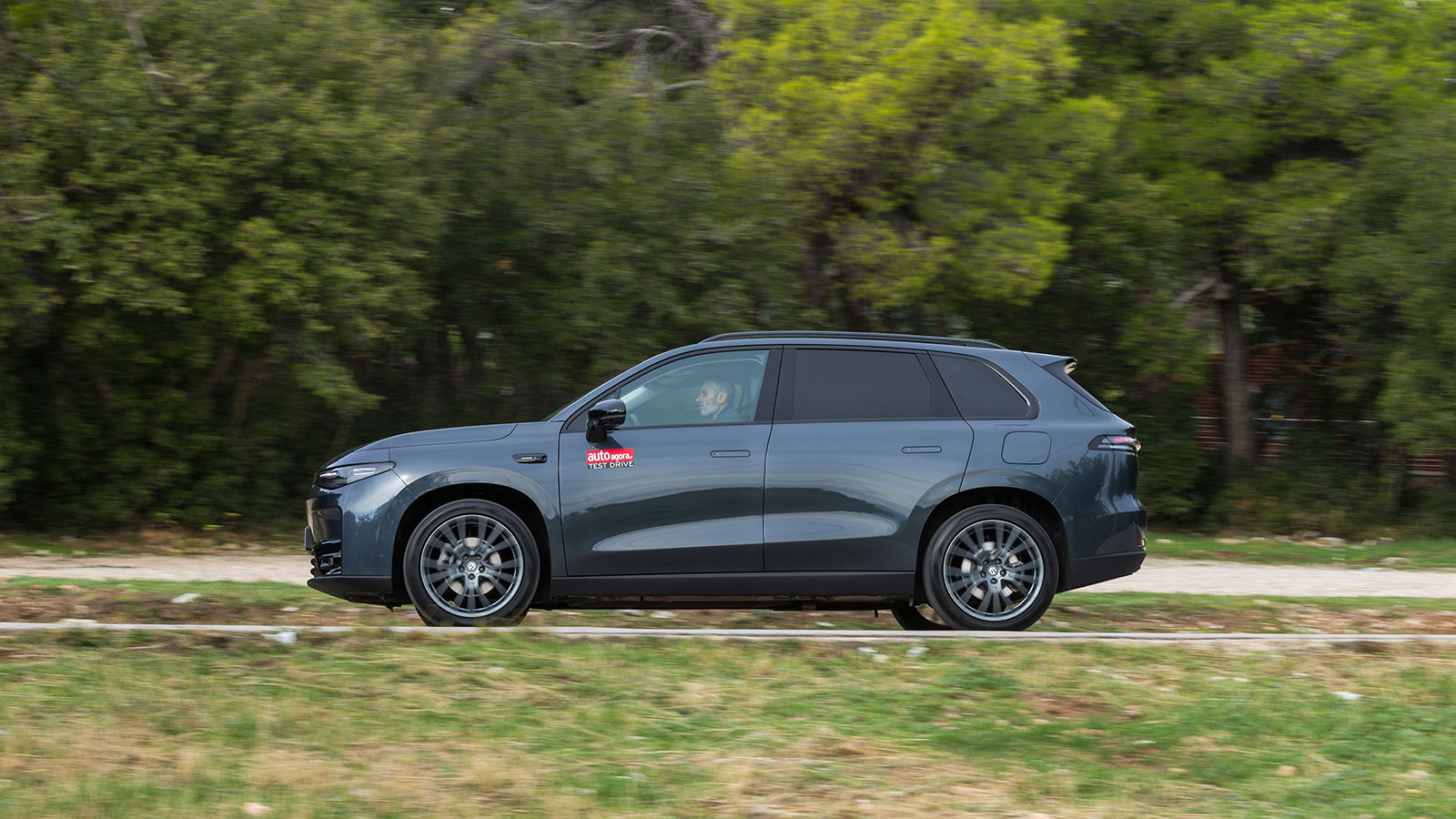 Οι πλευρικές γραμμές είναι κομψές και απλές, με έντονες καμπύλες στους θόλους των τροχών.