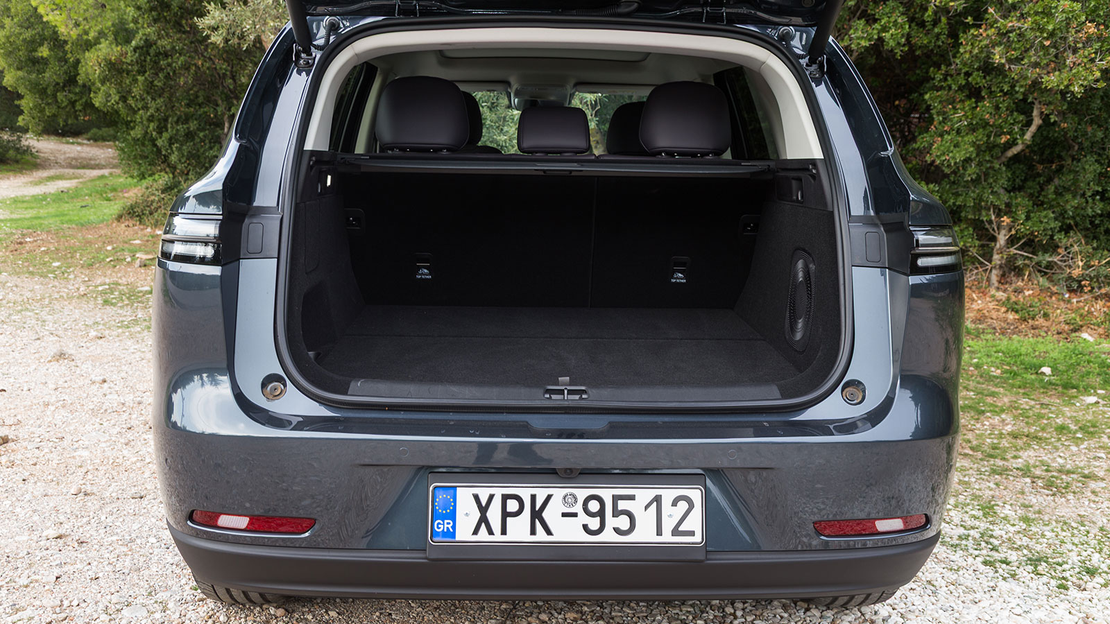 Έχει πλούσιο εξοπλισμό και εσωτερικό που χωράει 5 ψηλούς (ο μεγαλύτερος χώρος για τα γόνατα στην κατηγορία)