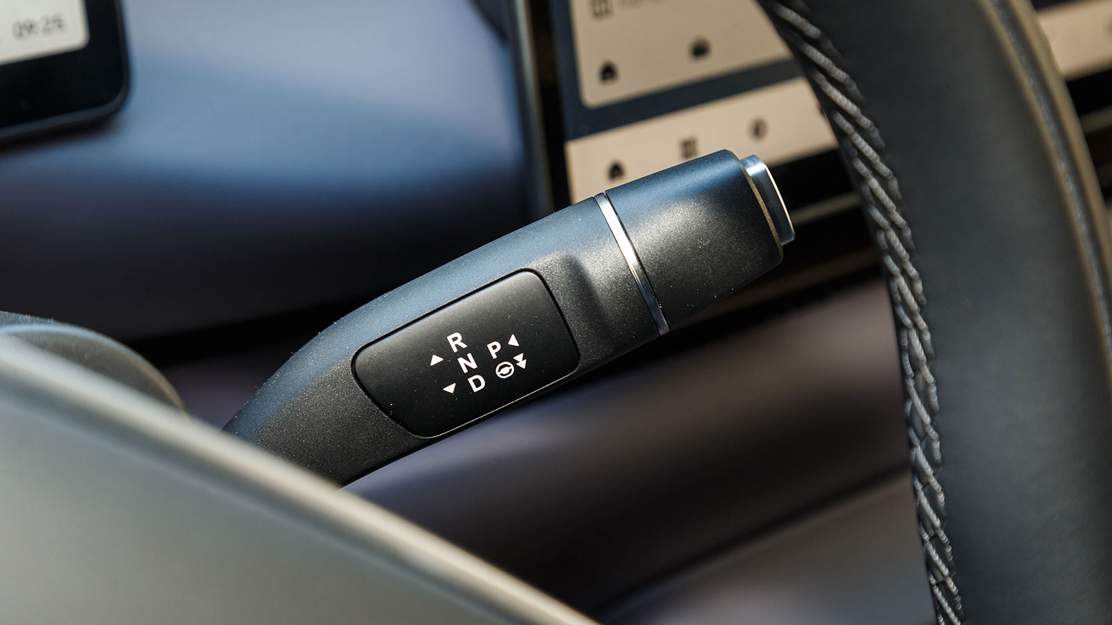 Έχει πλούσιο εξοπλισμό και εσωτερικό που χωράει 5 ψηλούς (ο μεγαλύτερος χώρος για τα γόνατα στην κατηγορία)