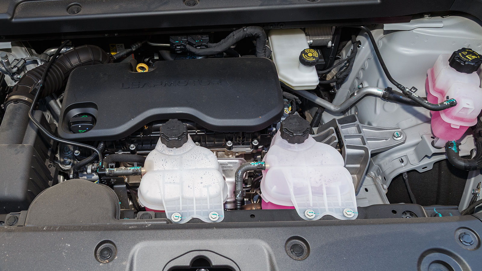 Μπορεί να διανύσει έως και 130 χλμ. μόνο με ρεύμα, με χρήση του βενζινοκινητήρα καίει 6 λτ./100 χλμ.