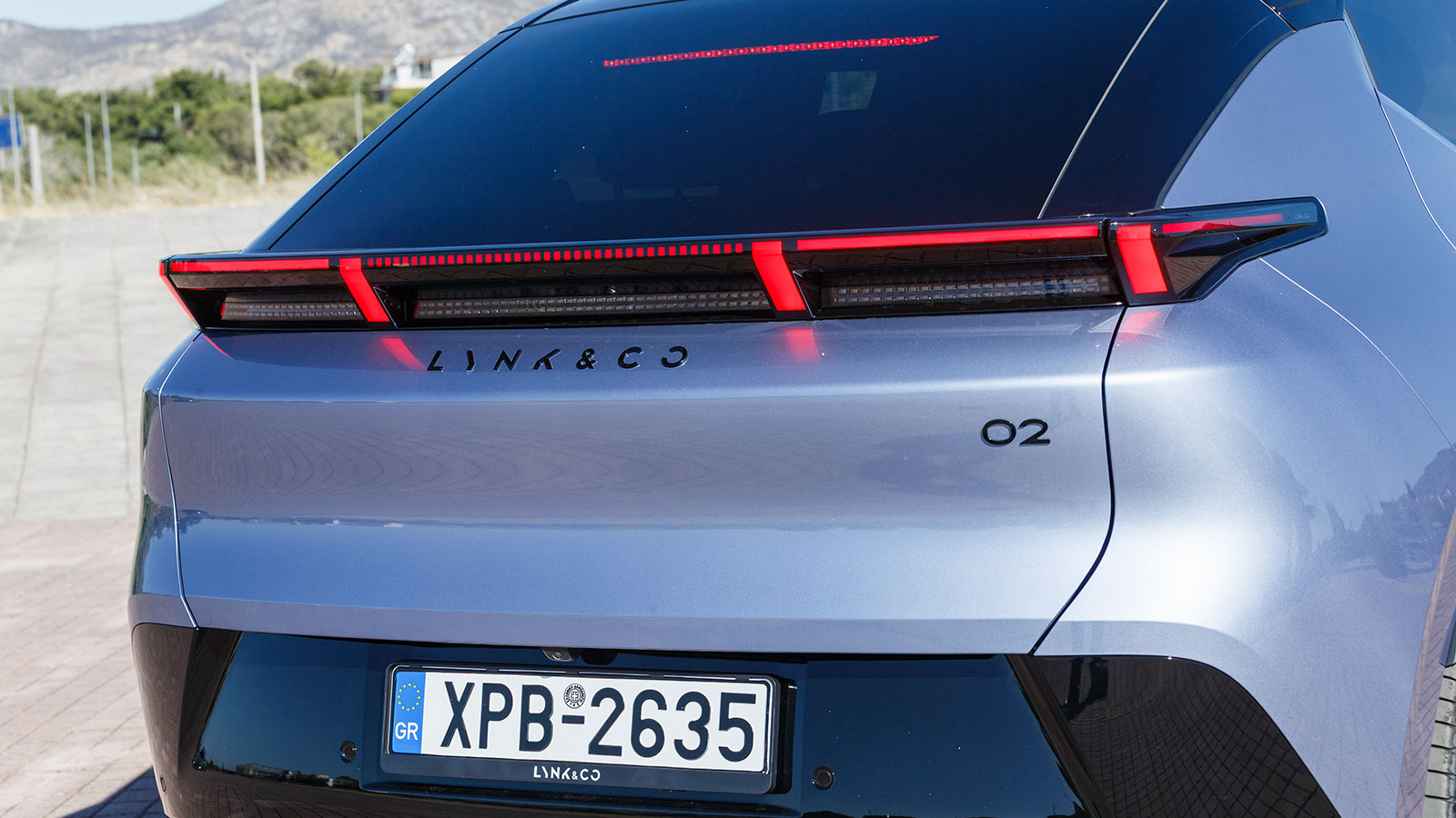 Το οπίσθιο spoiler ενσωματώνει μια μεγάλη οριζόντια λωρίδα LED φώτων.