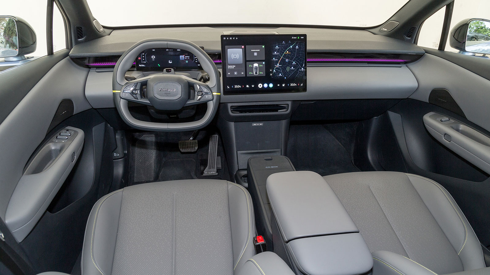 Lynk And Co 02. Πόσο καλό είναι σε εξοπλισμό άνεσης και ασφάλειας.