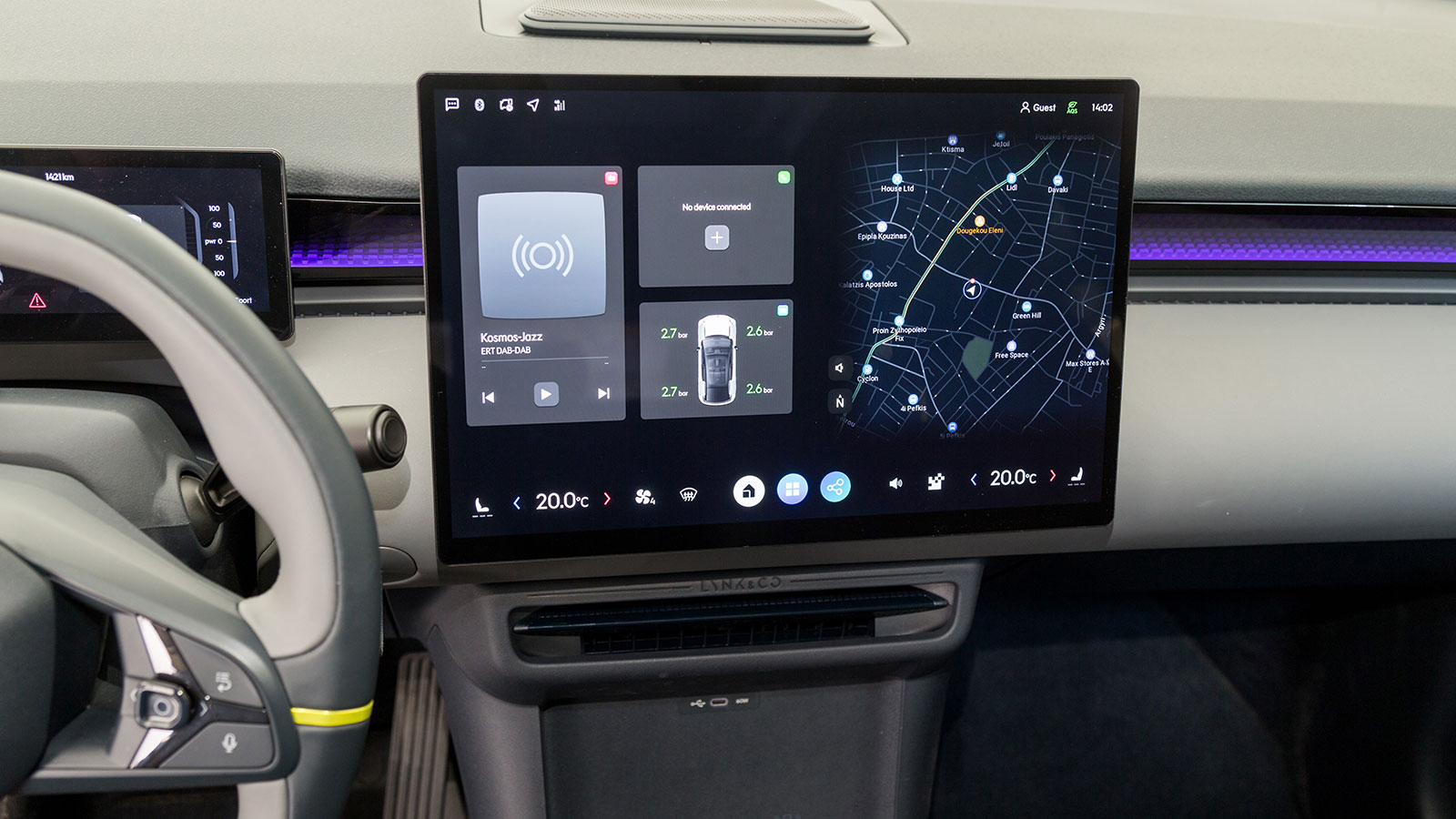 Lynk And Co 02. Πόσο καλό είναι σε εξοπλισμό άνεσης και ασφάλειας.