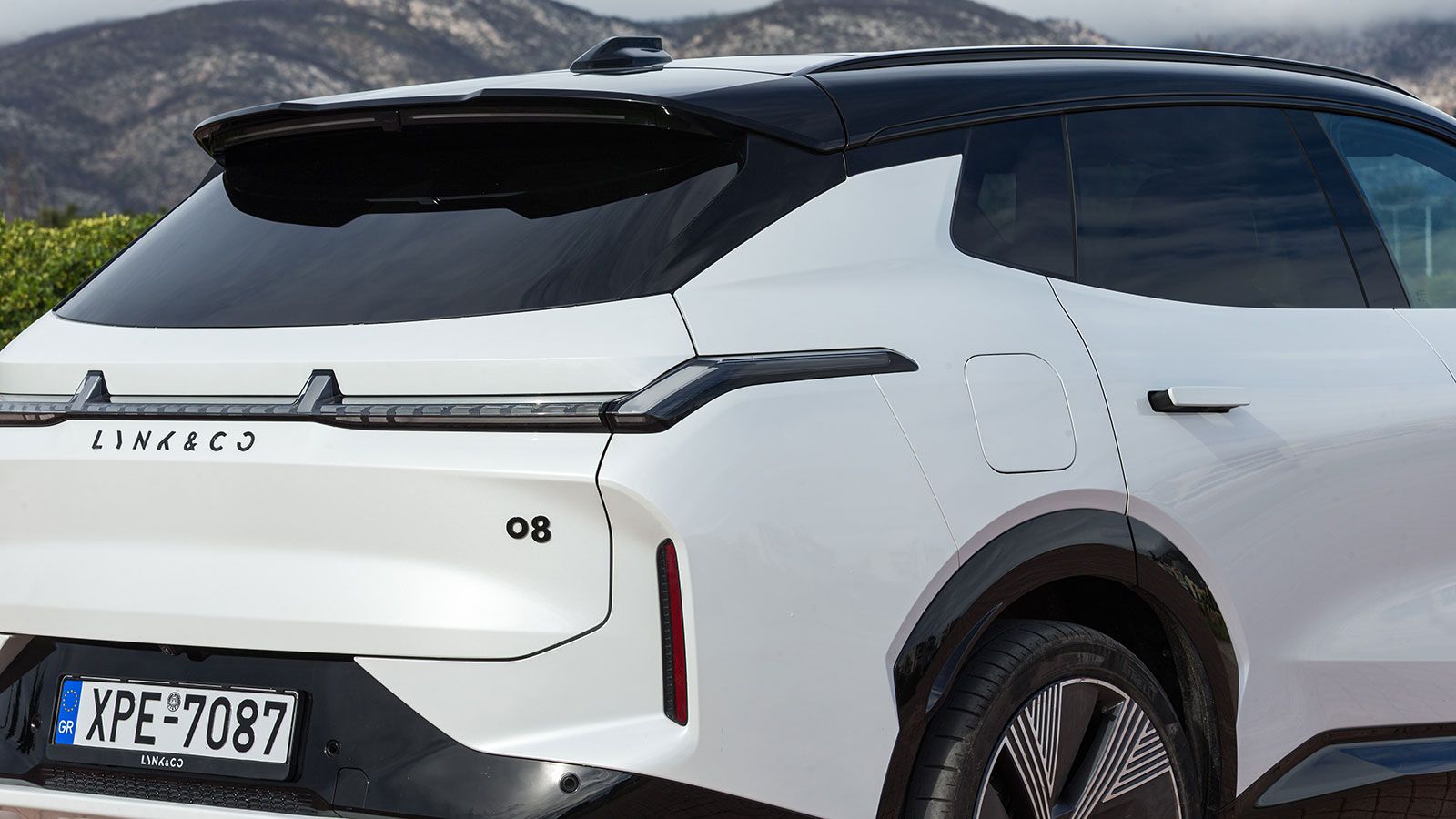 Πίσω, μια ενιαία LED λωρίδα – με ακμές και αλλαγές κατεύθυνσης – επεκτείνεται σε όλο το φάρδος.