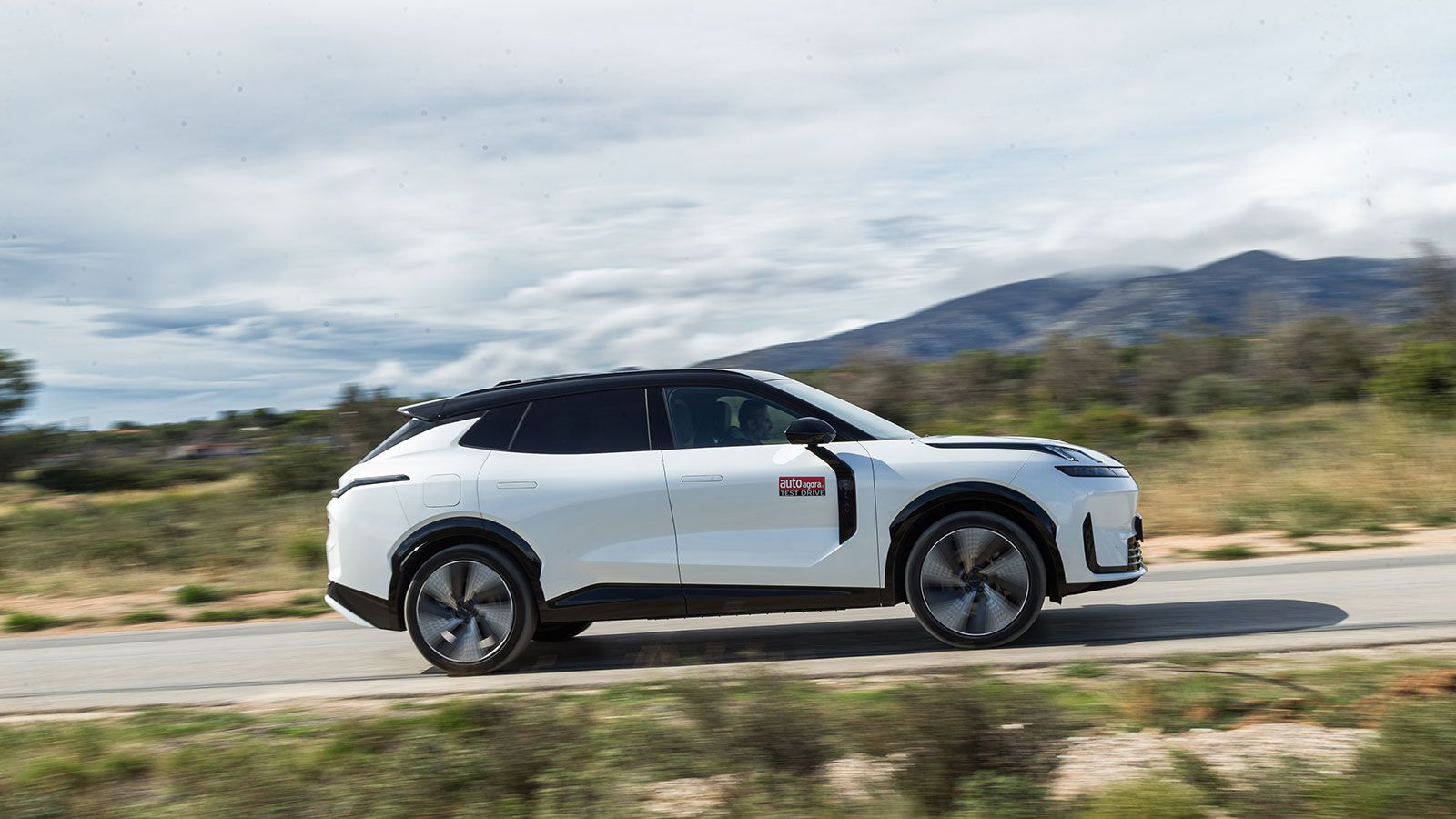 Οι διαστάσεις του το τοποθετούν στην κατηγορία των μεσαίων premium SUV(D-SUV).