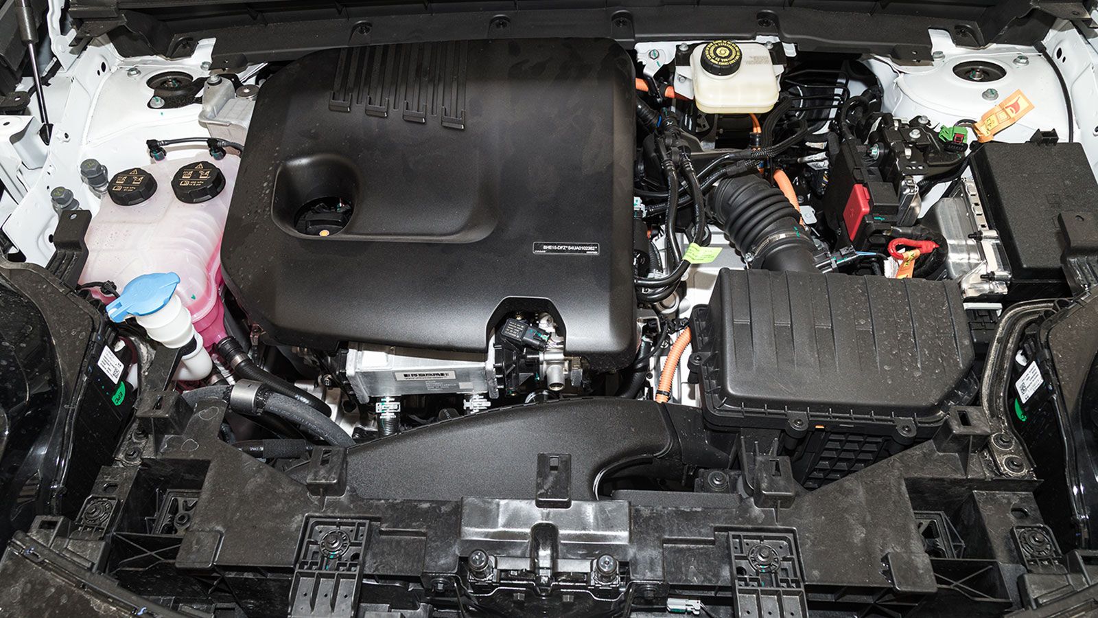 Lynk And Co 08. Τι βαθμό παίρνει σε κατανάλωση, χώρους, επιδόσεις, εγγυήσεις.