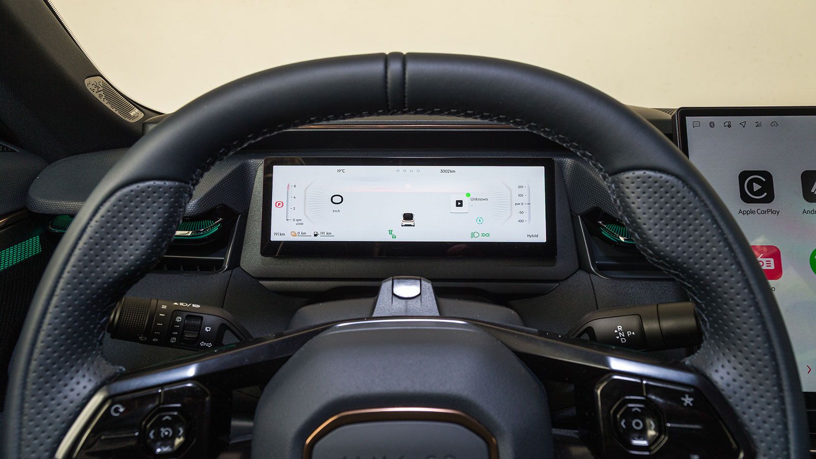 Lynk And Co 08. Πόσο καλό είναι σε εξοπλισμό άνεσης και ασφάλειας.