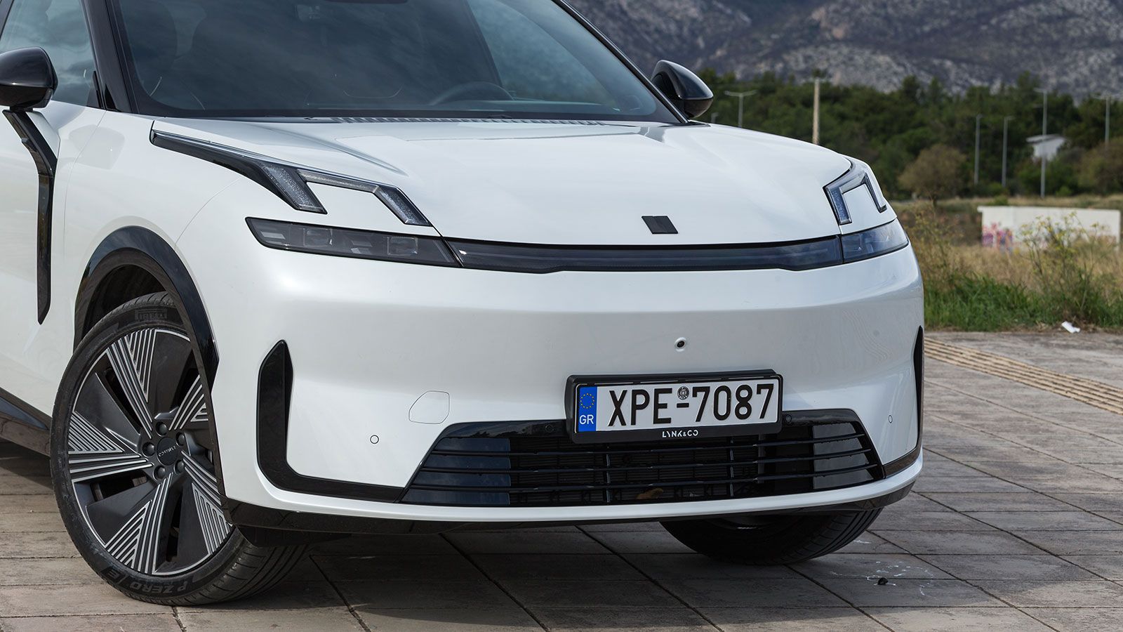 Τα κάθετα φώτα ημέρας στο εμπρός μέρος λειτουργούν σχεδόν σαν «φρύδια» πάνω από τους λεπτούς κύριους προβολείς.