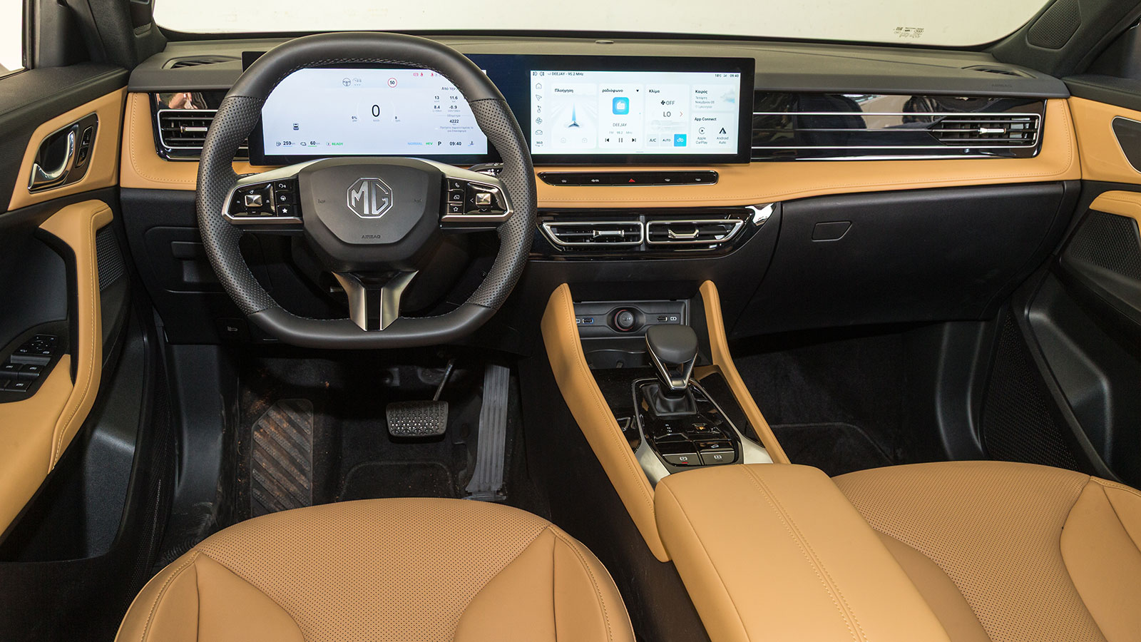 Εσωτερικό αναβαθμισμένο σε ποιότητα και τεχνολογία, με καλούς χώρους για επιβάτες, αλλά σχετικά μικρό πορτμπαγκάζ (441 λτ.)