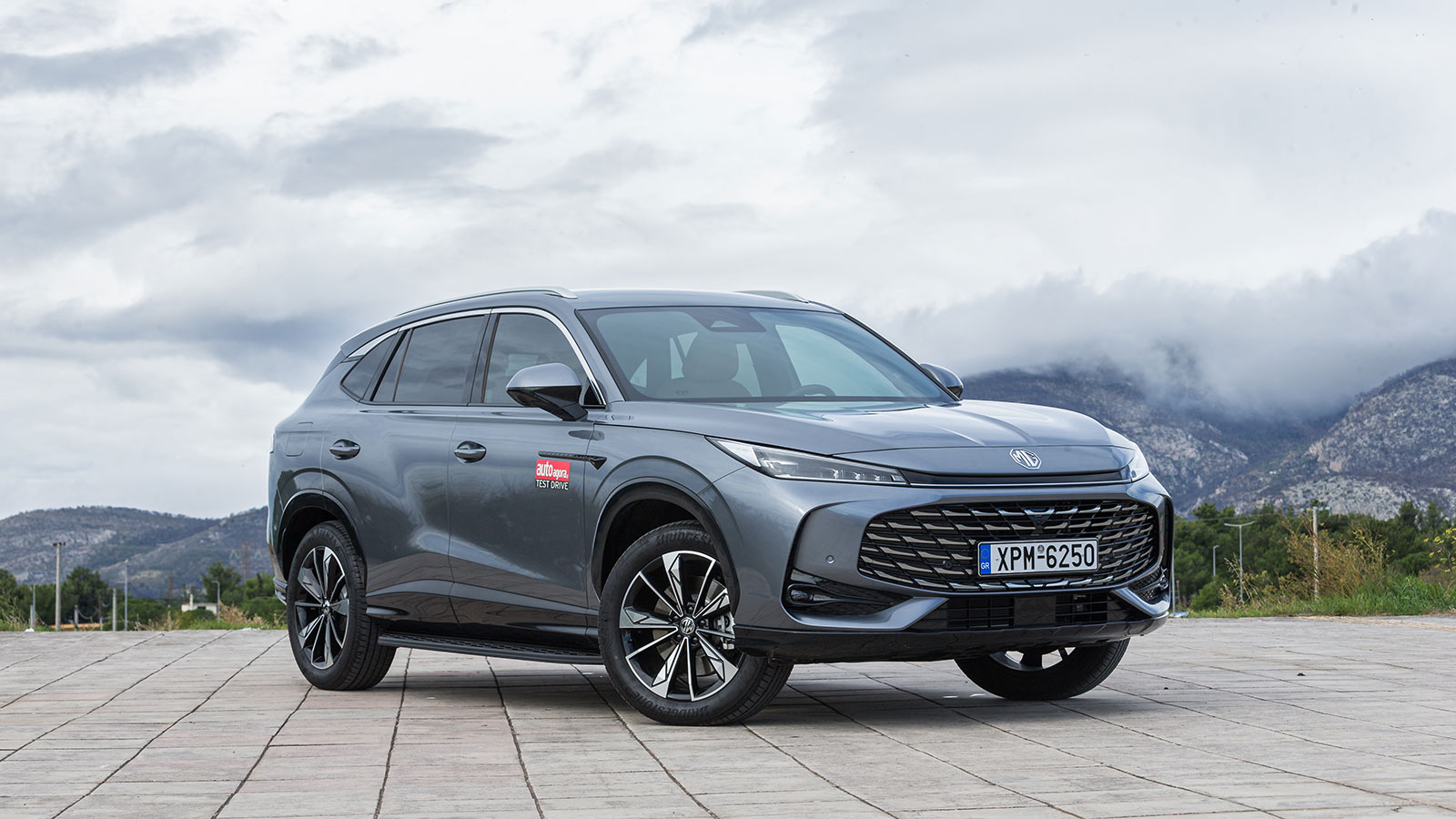 Aνασχεδιασμένη μάσκα που τονίζει το φάρδος του αμαξώματος.