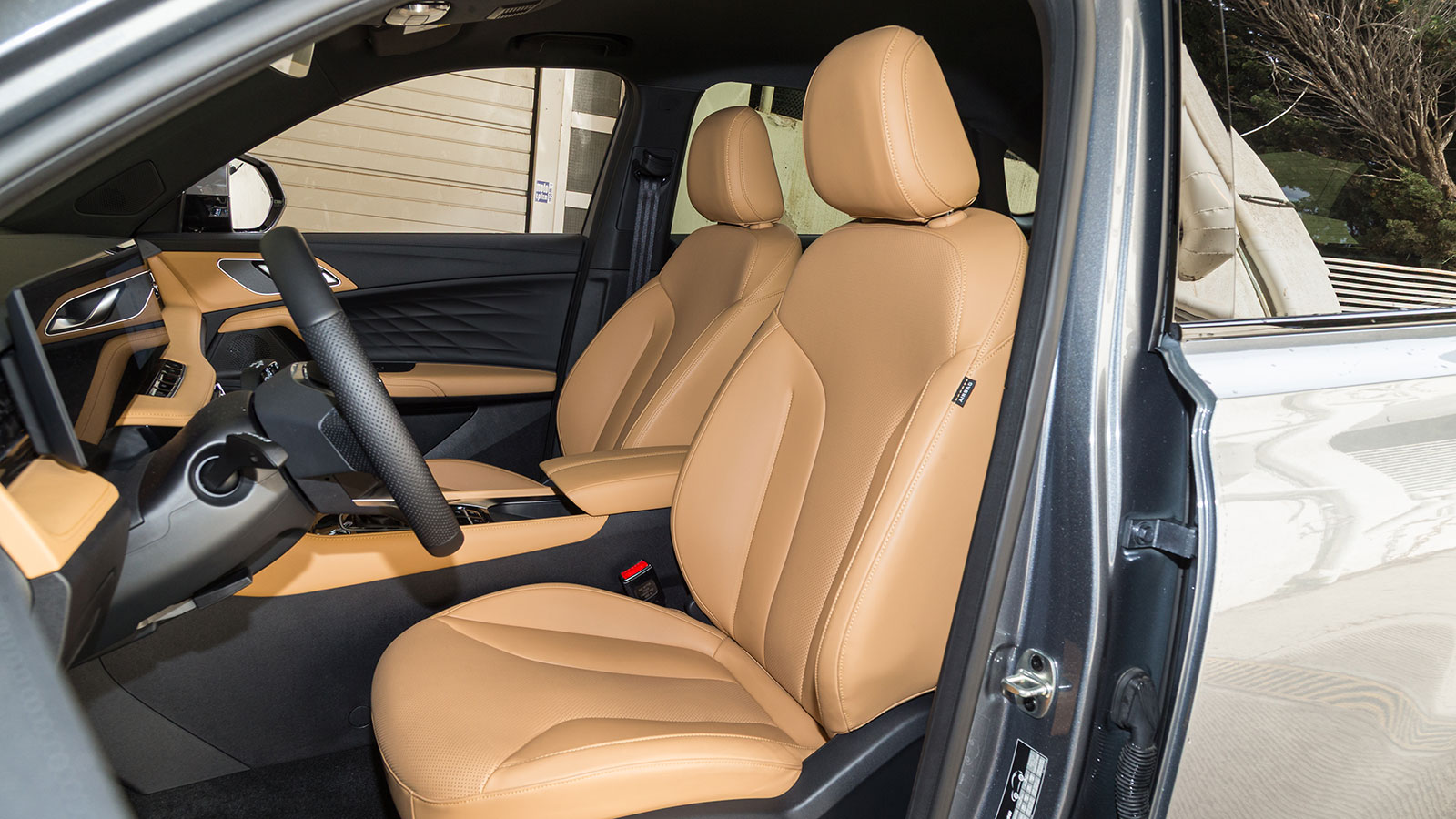 Εσωτερικό αναβαθμισμένο σε ποιότητα και τεχνολογία, με καλούς χώρους για επιβάτες, αλλά σχετικά μικρό πορτμπαγκάζ (441 λτ.)