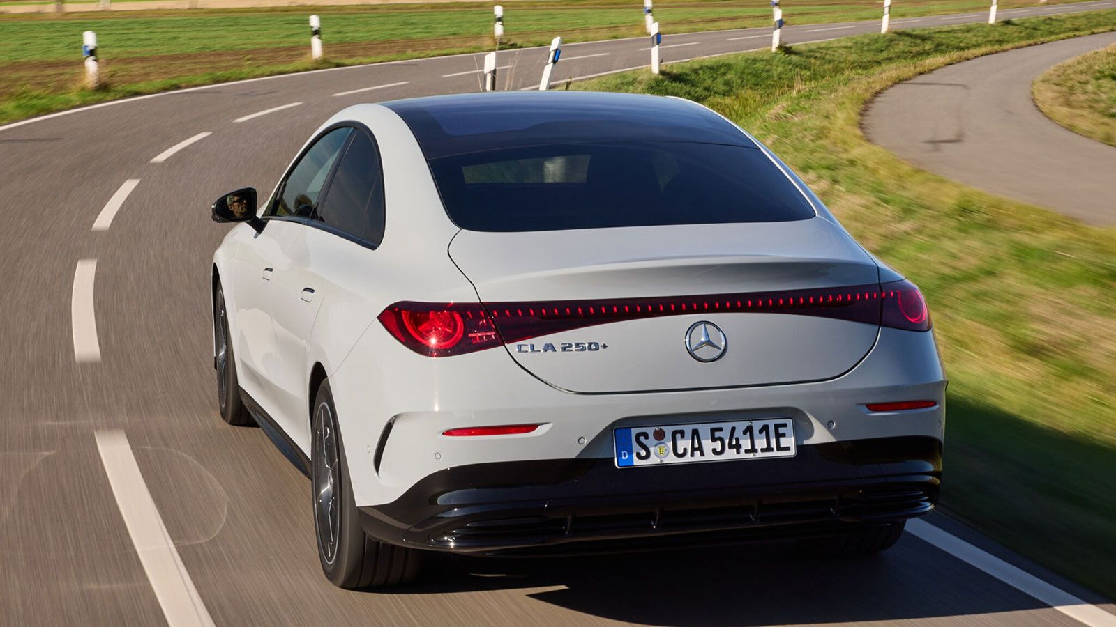 Mercedes CLA 250+: Οδηγούμε το πολυτελές sedan που αλλάζει τα δεδομένα