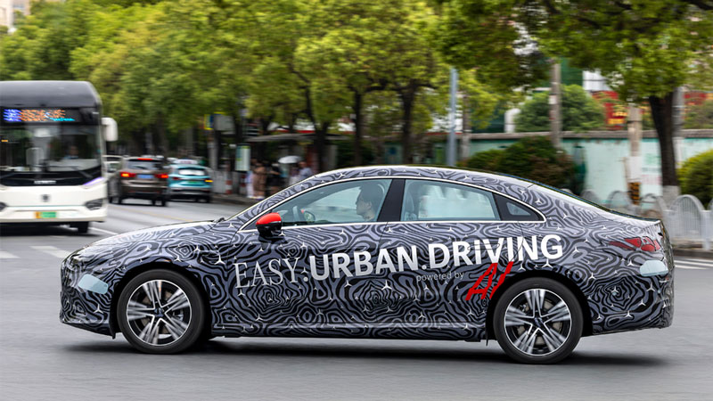 Mercedes CLA: «Οδηγούμε» χωρίς χέρια στην καρδιά της Σαγκάης