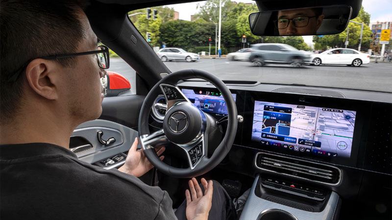 Mercedes CLA: «Οδηγούμε» χωρίς χέρια στην καρδιά της Σαγκάης