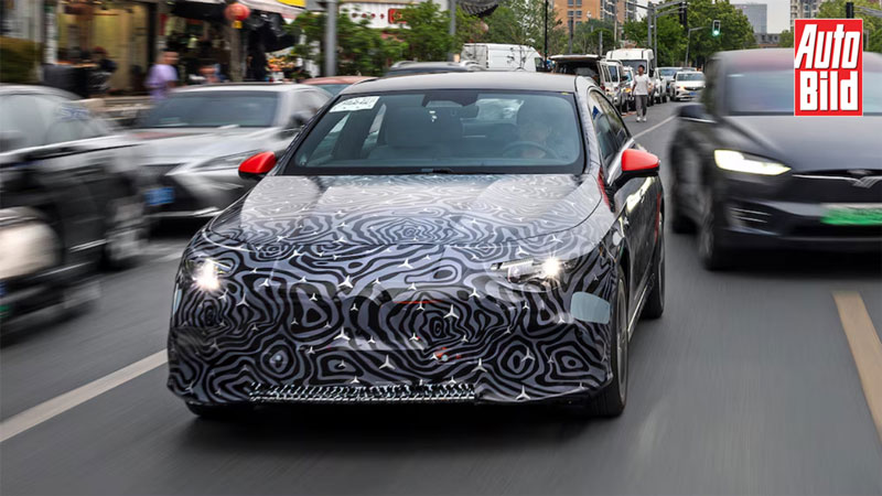 Mercedes CLA: «Οδηγούμε» χωρίς χέρια στην καρδιά της Σαγκάης