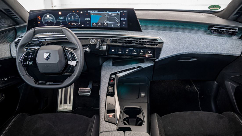 Οδηγούμε το Peugeot 5008 Hybrid