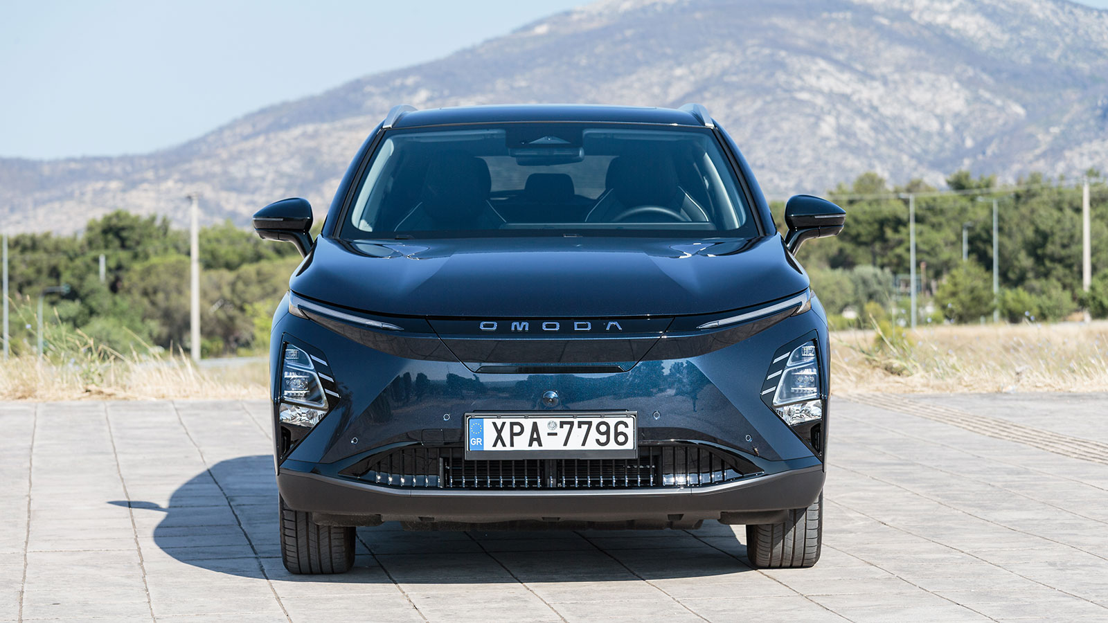 Τα λεπτά LED φώτα ημέρας εκτείνονται οριζόντια,ενώ οι προβολείς ενσωματώνονται έξυπνα στον προφυλακτήρα.