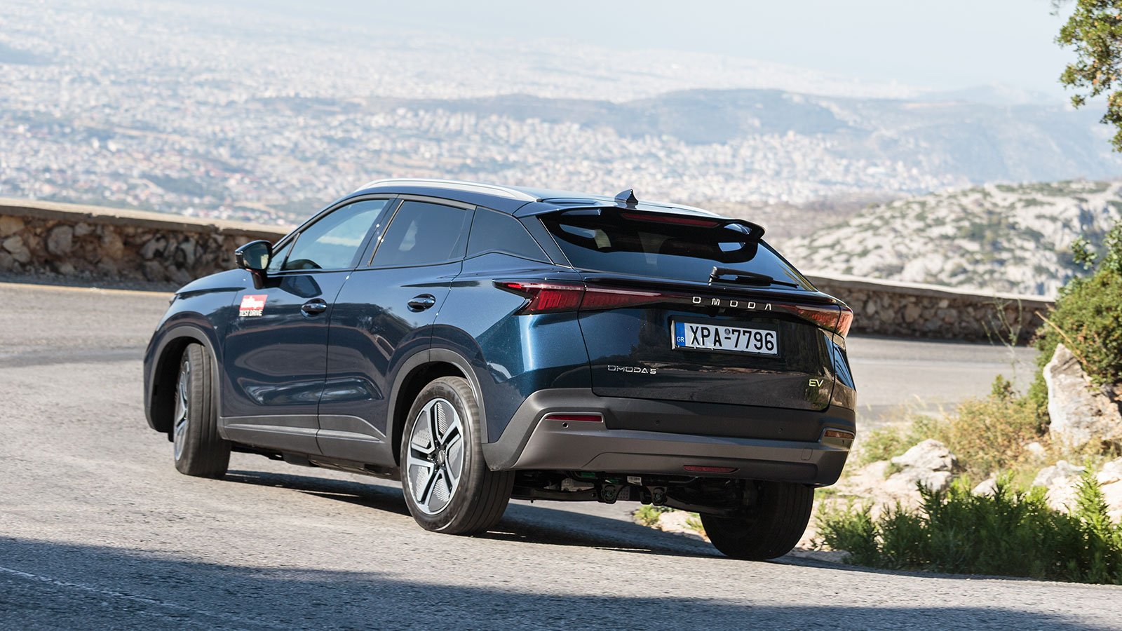 Στο πίσω μέρος, το ενιαίο φωτιστικό σώμα τύπου «blade» εκτείνεται σε όλο το πλάτος του οχήματος,