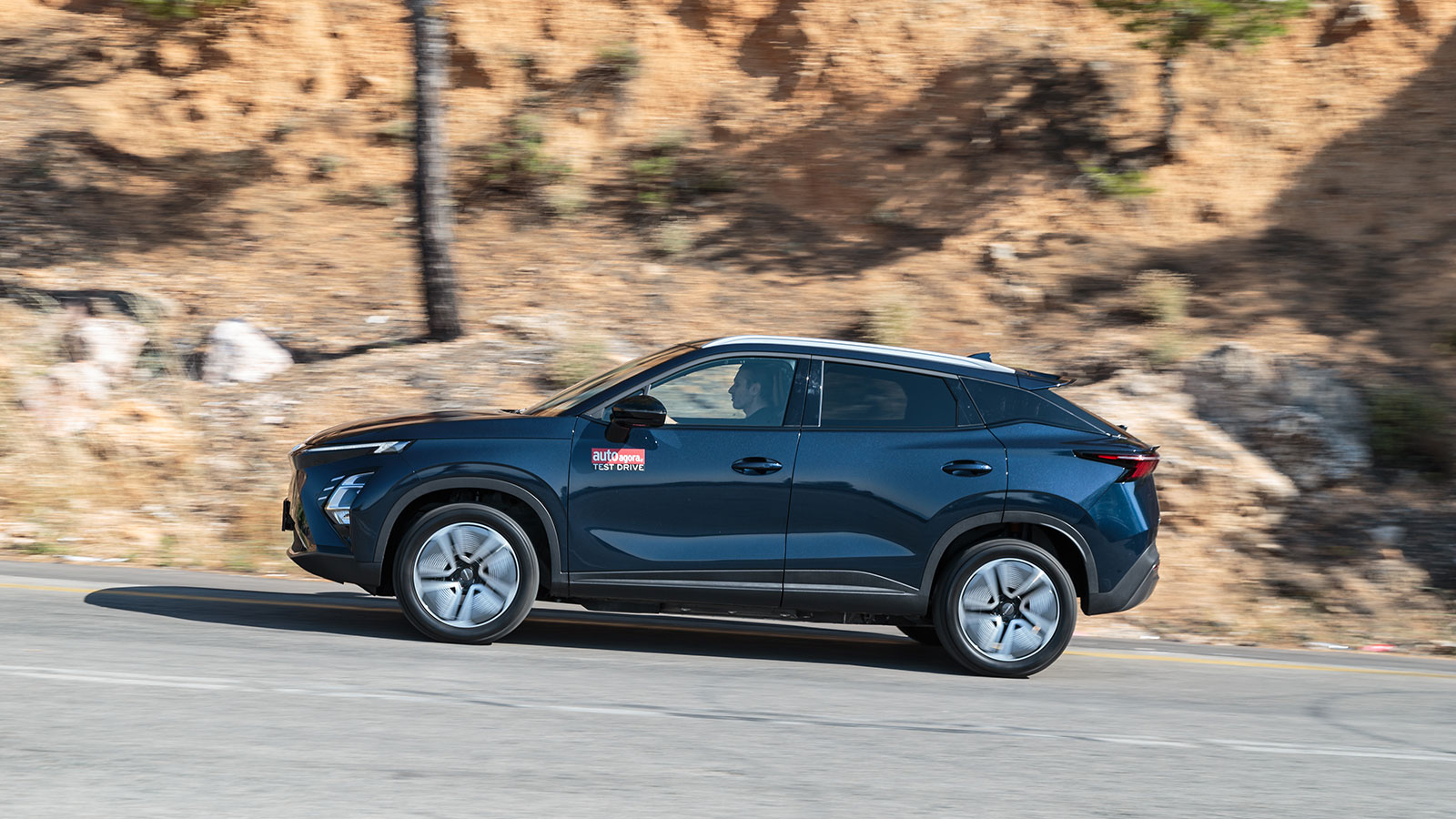 Το προφίλ του αυτοκινήτου είναι δυναμικό, με έντονες ακμές και ανασηκωμένη γραμμή «ώμου».