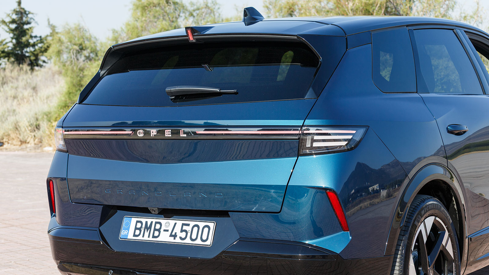 Πίσω, συναντάμε οριζόντια λωρίδα φωτός που εκτείνεται σε όλο το φάρδος του Grandland.