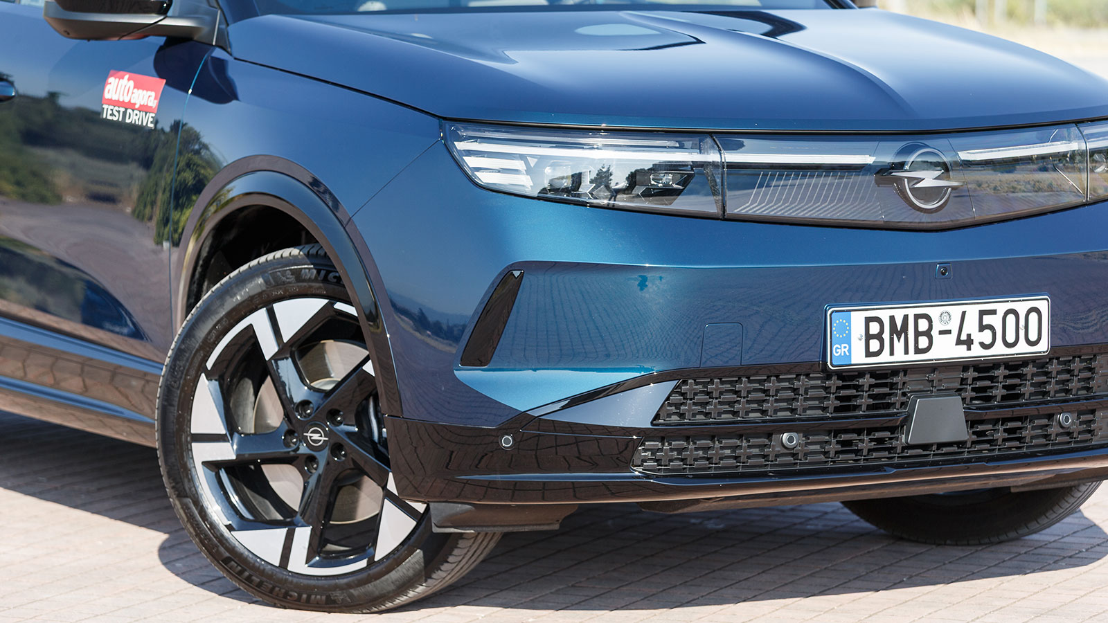 Το λογότυπο της Opel στο κέντρο της μάσκας φωτίζεται, όπως και η οριζόντια γραμμή που ενώνει τους προβολείς.